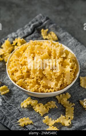 Trockene organische Mafalda Corta Nudelgerichte, fertig zum Kochen Stockfoto