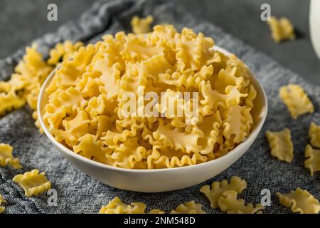 Trockene organische Mafalda Corta Nudelgerichte, fertig zum Kochen Stockfoto