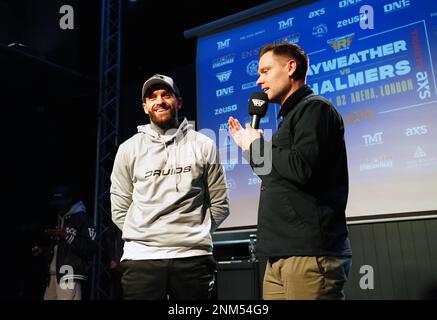 Aaron Chalmers (links) beim Wiegen in der Forge, Camden. Foto: Freitag, 24. Februar 2023. Stockfoto
