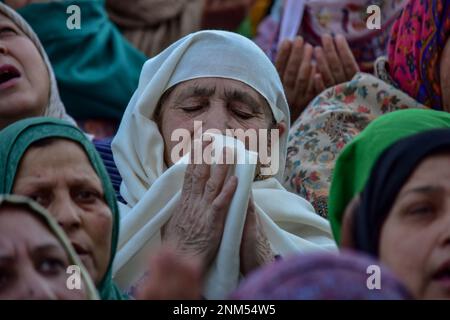 Srinagar, Indien. 24. Februar 2023. Ein kaschmirischer Gläubiger betet am letzten Freitag von Lailat al Miraj oder Mehraj-U-Alam, der den Tag des Aufstiegs markiert, die Reise des Propheten Muhammad (PBUH) vom Himmel zum Hazratbal-Schrein. Kredit: SOPA Images Limited/Alamy Live News Stockfoto