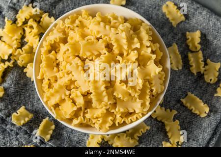 Trockene organische Mafalda Corta Nudelgerichte, fertig zum Kochen Stockfoto