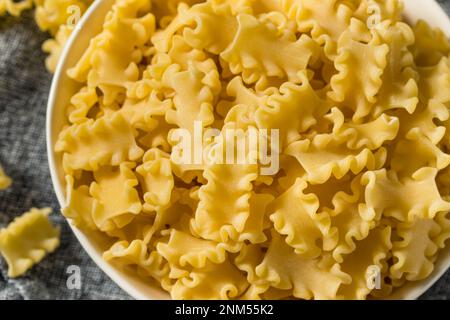 Trockene organische Mafalda Corta Nudelgerichte, fertig zum Kochen Stockfoto