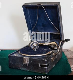Altes zerbrochenes Grammophon. Derzeit nicht verwendet. Retro Stockfoto