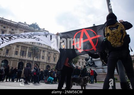 Rom, Italien. 24. Februar 2023. Eine Gruppe von Anarchisten hängt ein Banner mit dem Symbol der anarchistischen Bewegung auf der Piazza Cavour in Rom (Foto von Matteo Nardone/Pacific Press/Sipa USA). Kredit: SIPA USA/Alamy Live News Stockfoto