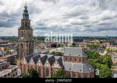 Blick aus der Vogelperspektive auf die mittelalterliche holländische Stadt Groningen mit dem berühmten Martini-Turm und der Kirche Stockfoto