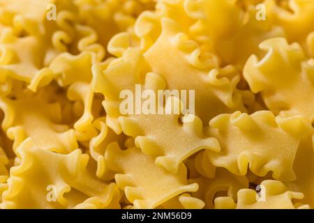 Trockene organische Mafalda Corta Nudelgerichte, fertig zum Kochen Stockfoto