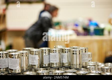 Keine Makkaroni-Dosen von Label Heinz in einer Lebensmittelbank Stockfoto