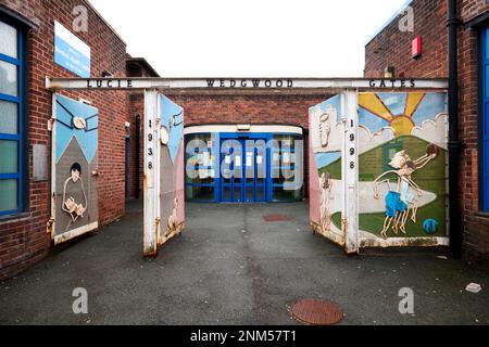 Lucie Wedgwood Gates Chapel Lane, Burslem Stoke-on-Trent, Staffordshire, benannt nach dem Gründer des Burslem Health Centre Stockfoto