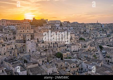 Blick über den Komplex Sassi di Matera mit Höhlenwohnungen bei Sonnenuntergang in der antiken Stadt Matera, Hauptstadt in Basilicata, Süditalien Stockfoto