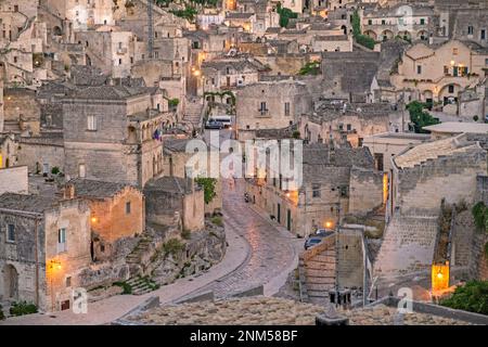 Blick über den Komplex Sassi di Matera mit Höhlenwohnungen bei Nacht in der antiken Stadt Matera, Hauptstadt in Basilicata, Süditalien Stockfoto