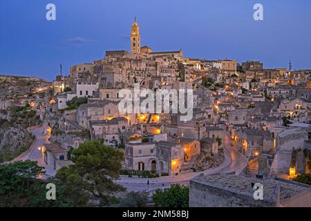 Blick über den Komplex Sassi di Matera mit Höhlenwohnungen bei Nacht in der antiken Stadt Matera, Hauptstadt in Basilicata, Süditalien Stockfoto