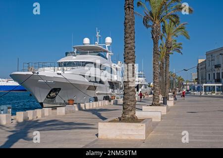 Promenade und Motoryachten im Hafen von Brindisi an der Küste der Adria, Apulien/Apulien, Süditalien Stockfoto