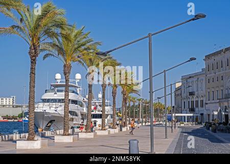 Promenade und Motoryachten im Hafen von Brindisi an der Küste der Adria, Apulien/Apulien, Süditalien Stockfoto