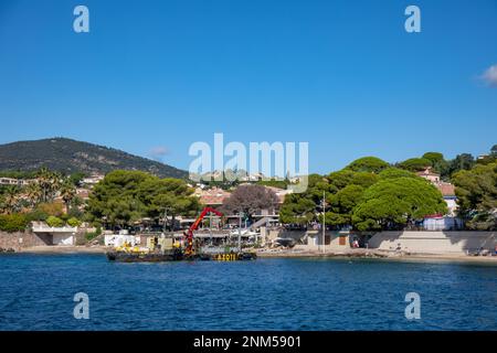 Barge, die das Meer ausbaggert, Strand Les Issambres, französische Riviera Stockfoto