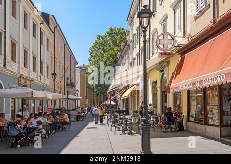 Touristen in der Einkaufsstraße mit Restaurants und Cafés im Stadtzentrum von Triest, Friaul-Julisch Venetien, Nordostitalien Stockfoto