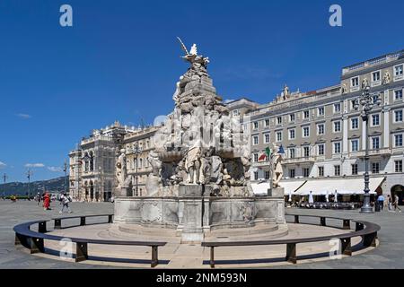 Brunnen aus vier Kontinenten auf der Piazza Unità d'Italia / Platz der Einheit Italien im Stadtzentrum von Triest, Friaul-Julisch Venetien, Norditalien Stockfoto