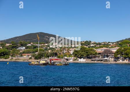 Barge, die das Meer ausbaggert, Strand Les Issambres, französische Riviera Stockfoto