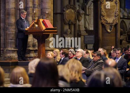 Der ukrainische Botschafter im Vereinigten Königreich, Vadym Prystaiko, liest den zweiten Segen während eines Evensong-Gottesdienstes für die Ukraine in Westminster Abbey, London, anlässlich des einjährigen Jahrestages der russischen Invasion der Ukraine. An dem Gottesdienst nehmen über 60 Botschafter und stellvertretende Missionsleiter Teil. Foto: Freitag, 24. Februar 2023. Stockfoto