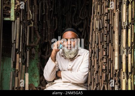 Traditioneller Großhandelsmarkt für 2.-Hand-Kfz-Teile, bekannt als Dolaikhal-Teilemarkt. Dieses Bild wurde am 4. Juli 2022 aus Dolaikhal, Dhaka, Bangl aufgenommen Stockfoto