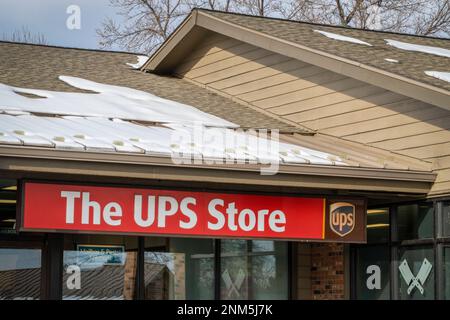 Fort Collins, CO, USA - 27. Januar 2023: Eingangsschild für den UPS Store, eine Tochtergesellschaft von United Parcel Service, die Folgendes anbietet: Stockfoto