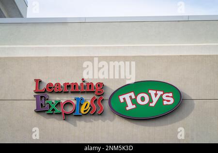 Fort Collins, CO, USA - 27. Januar 2023: Eingangsschild für Learning Express Toys, Spezialspielzeug, Spiel- und Buchhändler und Franchisegeber. Stockfoto