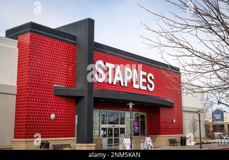 Fort Collins, CO, USA - 27. Januar 2023: Eingangsschild für Staples, ein amerikanisches Einzelhandelsunternehmen, das Produkte und Dienstleistungen zur Unterstützung der Arbeit anbietet Stockfoto