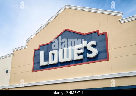 Fort Collins, CO, USA - 27. Januar 2023: Eingangsschild für Lowe's, ein amerikanisches Einzelhandelsunternehmen, das sich auf Heimwerkerbedarf spezialisiert hat. Stockfoto