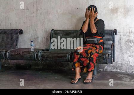 Badung, Indonesien. 23. Februar 2023. Ein Verwandter vergießt bei der Ankunft des Sarges Tränen. Ein Sarg mit der Leiche von Ni Wayan Supini, einem indonesischen Staatsbürger aus Klungkung, Bali, der eines der Erdbebenopfer der Türkei war, traf am 23. Februar 2023 am Flughafen I Gusti Ngurah Rai ein. (Foto: Dicky Bisinglasi/SOPA Images/Sipa USA) Guthaben: SIPA USA/Alamy Live News Stockfoto