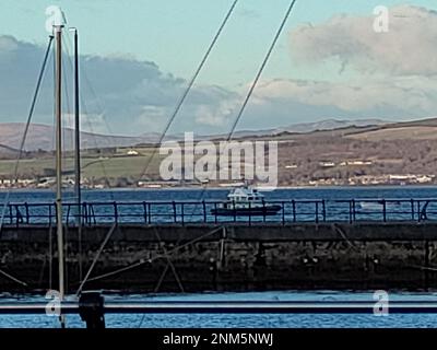 Die Szene im East India Harbour, Greenock, nach einer Rettungsaktion wurde nach einem Schlepper mit zwei Personen an Bord gekentert im Fluss Clyde vor Greenock gestartet. Helensburgh RNLI Rettungsboot, mehrere Polizeischleusen und Rettungsboote von Schiffen in der Gegend gingen zum Tatort, als der Alarm um ca. 3,30pm Uhr am Freitag ausgelöst wurde. Die Rettungshubschrauber der Küstenwache und die Rettungsteams der Küstenwache waren ebenfalls vor Ort. Die Polizei hat das Gebiet in der Nähe des Custom House Quay in Inverclyde abgesperrt. Foto: Freitag, 24. Februar 2023. Stockfoto