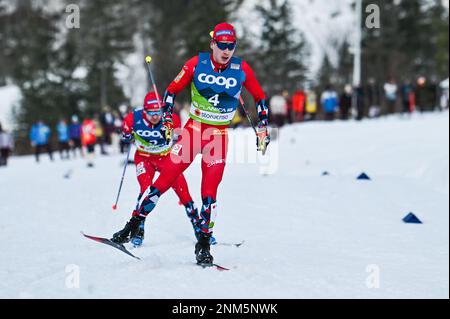 Norwegens Simen Hegstad Krueger führt den Landsmann Sjur Roethe während des Herren-Skiathlons bei den FIS-Skimeisterschaften 2023 in Planica, Slowenien, am 24. Februar 2023. Das Event kombiniert klassische und Freestyle-Techniken in einem Rennen. Krueger hat gewonnen. John Lazenby/Alamy Live News Stockfoto