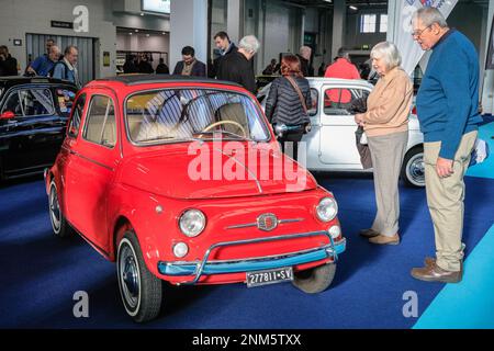 London, Großbritannien. 24. Februar 2023. Fiat 500 Oldtimer ziehen die Aufmerksamkeit der Besucher am Fiat 500 Club Stand auf sich. Die London Classic Car Show bringt legendäre und klassische Kraftfahrzeuge zusammen und zieht Sammler und Enthusiasten zu den Ausstellungshallen in Kensington, Olympia, an. Kredit: Imageplotter/Alamy Live News Stockfoto