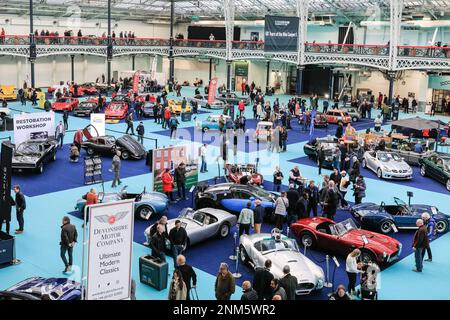 London, Großbritannien. 24. Februar 2023. Allgemeiner Blick auf die Flure. Die London Classic Car Show bringt legendäre und klassische Kraftfahrzeuge zusammen und zieht Sammler und Enthusiasten zu den Ausstellungshallen in Kensington, Olympia, an. Kredit: Imageplotter/Alamy Live News Stockfoto