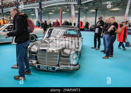 London, Großbritannien. 24. Februar 2023. Die London Classic Car Show bringt legendäre und klassische Kraftfahrzeuge zusammen und zieht Sammler und Enthusiasten zu den Ausstellungshallen in Kensington, Olympia, an. Kredit: Imageplotter/Alamy Live News Stockfoto