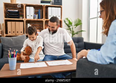 Familie mit Psychologie-Sitzung Auswahl Emotion Emoji zeichnen im Psychologie-Zentrum Stockfoto