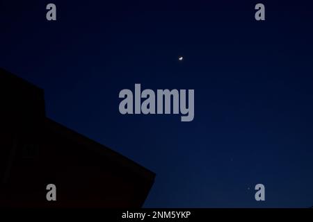 Srinagar, Indien. 24. Februar 2023. Der Halbmond zusammen mit der Venus und dem Jupiter ist während einer seltenen Konjunktion in Srinagar zu sehen. (Foto: Saqib Majeed/SOPA Images/Sipa USA) Guthaben: SIPA USA/Alamy Live News Stockfoto