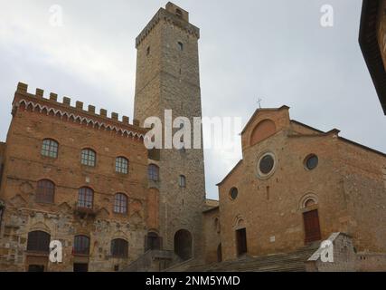 Rathaus und Kirche und mittelalterlicher Turm im alten Dorf San Gimignano in der Toskana in Mittelitalien Stockfoto
