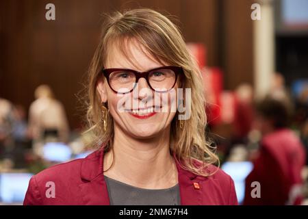 Hamburg, Deutschland. 24. Februar 2023. Sandra Goldschmidt, Vorsitzende, steht auf einer Presseveranstaltung nach der Wahl von Vver.DIs Führung des Staatsbezirks auf der Konferenz des Staatsbezirks. Kredit: Georg Wendt/dpa/Alamy Live News Stockfoto