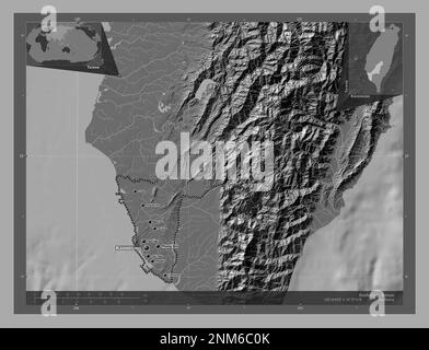 Kaohsiung, Sondergemeinde Taiwan. Bilevel-Höhenkarte mit Seen und Flüssen. Standorte und Namen der wichtigsten Städte der Region. Ecke Auxi Stockfoto