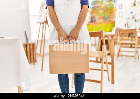 Junge lateinerin mit Draw-Aktentasche im Kunststudio Stockfoto