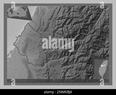 Taichung, Sondergemeinde Taiwan. Grauskala-Höhenkarte mit Seen und Flüssen. Standorte der wichtigsten Städte der Region. Ecke Zusatzanschluss Stockfoto