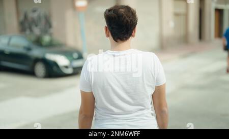 Nicht binärer Mann, der hinten auf der Straße steht Stockfoto