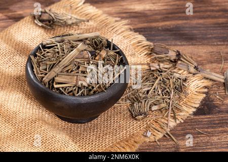 Getrocknetes Heilkraut - Schwalbenschwanz; Foto Auf Holzhintergrund Stockfoto