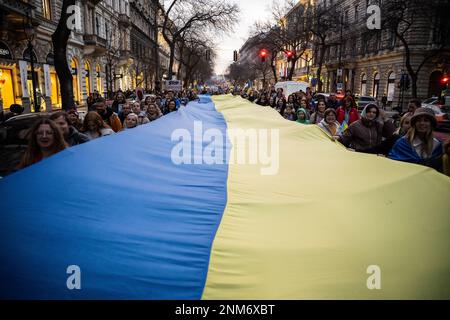 Budapest, Ungarn. 24. Februar 2023. Die Menschen nehmen am ersten Jahrestag der russischen Invasion der Ukraine an einem solidaritätsmarsch Teil. Die russische Armee war am 24.02.2022 in die Ukraine eingedrungen. Kredit: Marton Monus/dpa/Alamy Live News Stockfoto