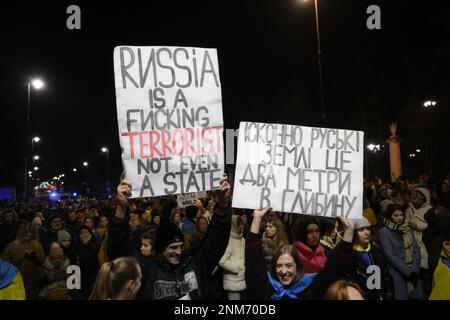 Warschau, Polen. 24. Februar 2023. Man sieht, wie Menschen am ersten Jahrestag der Invasion der Ukraine am 24. Februar 2023 vor der russischen Botschaft in Warschau, Polen, an einem Protest teilnahmen. Kredit: SIPA USA/Alamy Live News Stockfoto