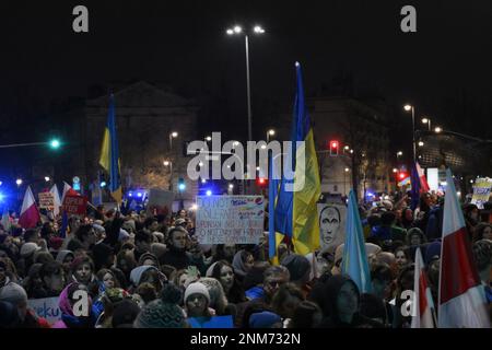 Warschau, Polen. 24. Februar 2023. Man sieht, wie Menschen am ersten Jahrestag der Invasion der Ukraine am 24. Februar 2023 vor der russischen Botschaft in Warschau, Polen, an einem Protest teilnahmen. Kredit: SIPA USA/Alamy Live News Stockfoto