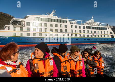 Ventus Kreuzfahrtschiff Passagiere Sternzeichen aussteigen und Ainsworth Bucht erkunden, im Hintergrund Ventus Kreuzfahrtschiff, Feuerland, Patagonien, Chile Stockfoto