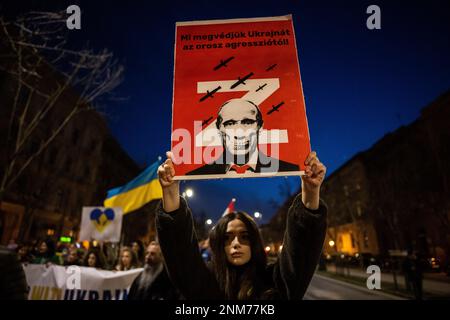 Budapest, Ungarn. 24. Februar 2023. Die Menschen nehmen am ersten Jahrestag der russischen Invasion der Ukraine an einem solidaritätsmarsch Teil. Die russische Armee war am 24.02.2022 in die Ukraine eingedrungen. Kredit: Marton Monus/dpa/Alamy Live News Stockfoto