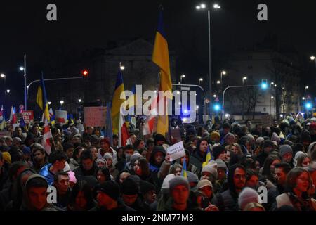 Warschau, Polen. 24. Februar 2023. Man sieht, wie Menschen am ersten Jahrestag der Invasion der Ukraine am 24. Februar 2023 vor der russischen Botschaft in Warschau, Polen, an einem Protest teilnahmen. Kredit: SIPA USA/Alamy Live News Stockfoto