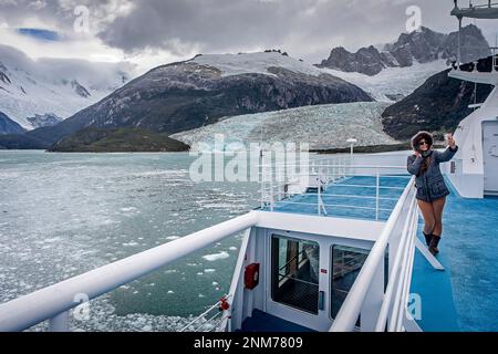 Frau, Tourist, selfie, Pia Fjord und Pia Gletscher von Ventus Kreuzfahrtschiff, im Beagle Kanal (Nordwesten), PN Alberto De Agostini, Tierra del Fue Stockfoto