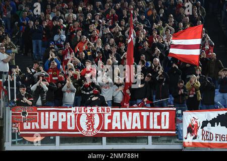 Salzburger Fans beim Spiel der UEFA Europa League ALS Roma gegen FC Salzburg im Olimpico-Stadion in Rom, Italien. 23. Februar 2023. AllShotLive/Sipa USA Guthaben: SIPA USA/Alamy Live News Stockfoto